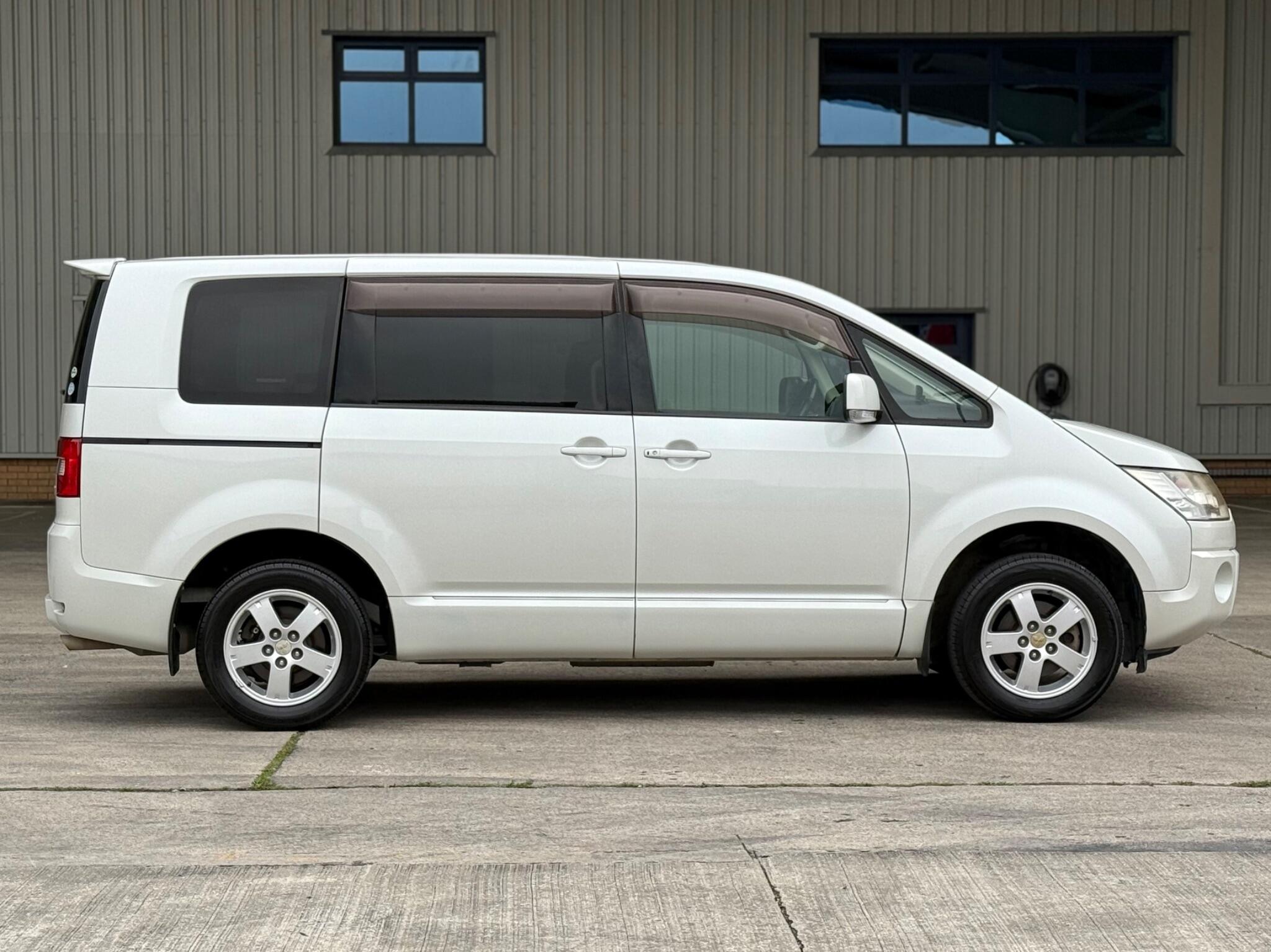 Mitsubishi Delica - Image 10