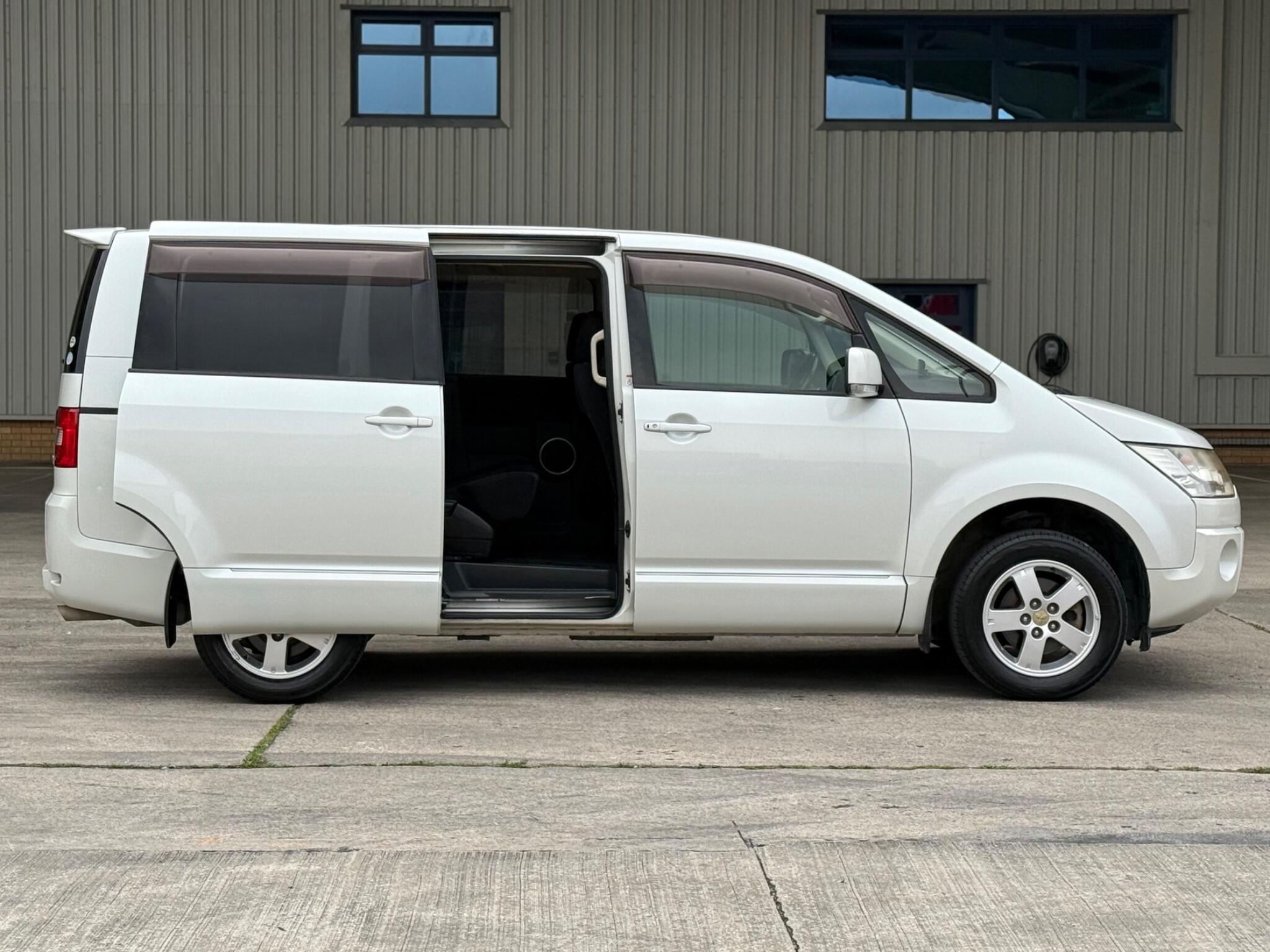 Mitsubishi Delica - Image 11
