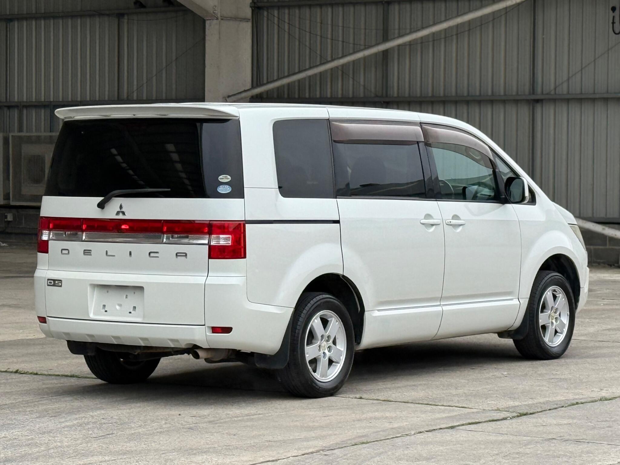 Mitsubishi Delica - Image 12