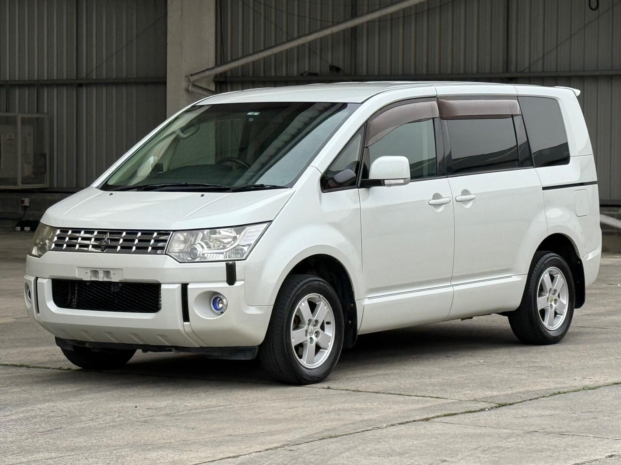 Mitsubishi Delica - Image 15