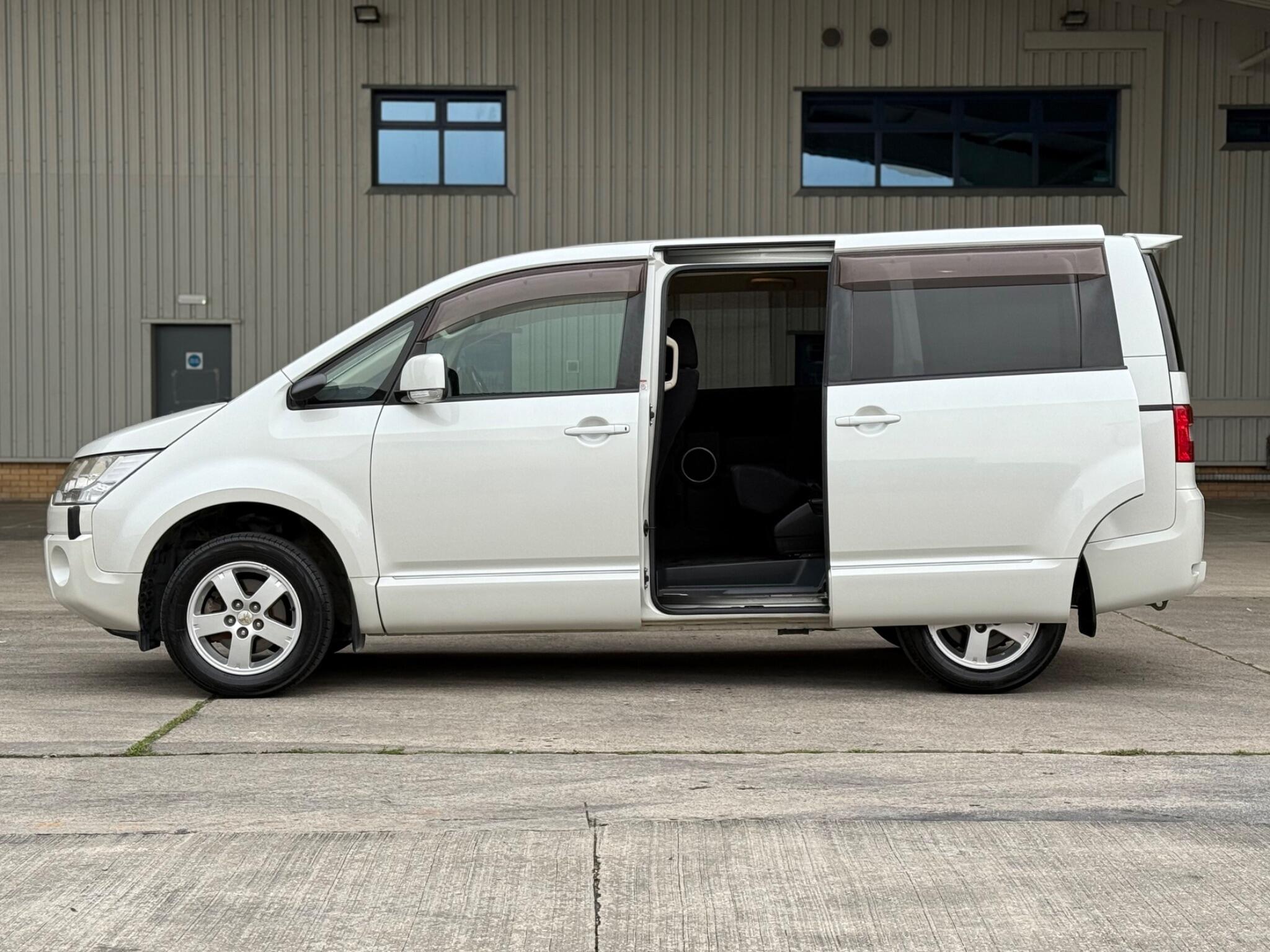 Mitsubishi Delica - Image 17