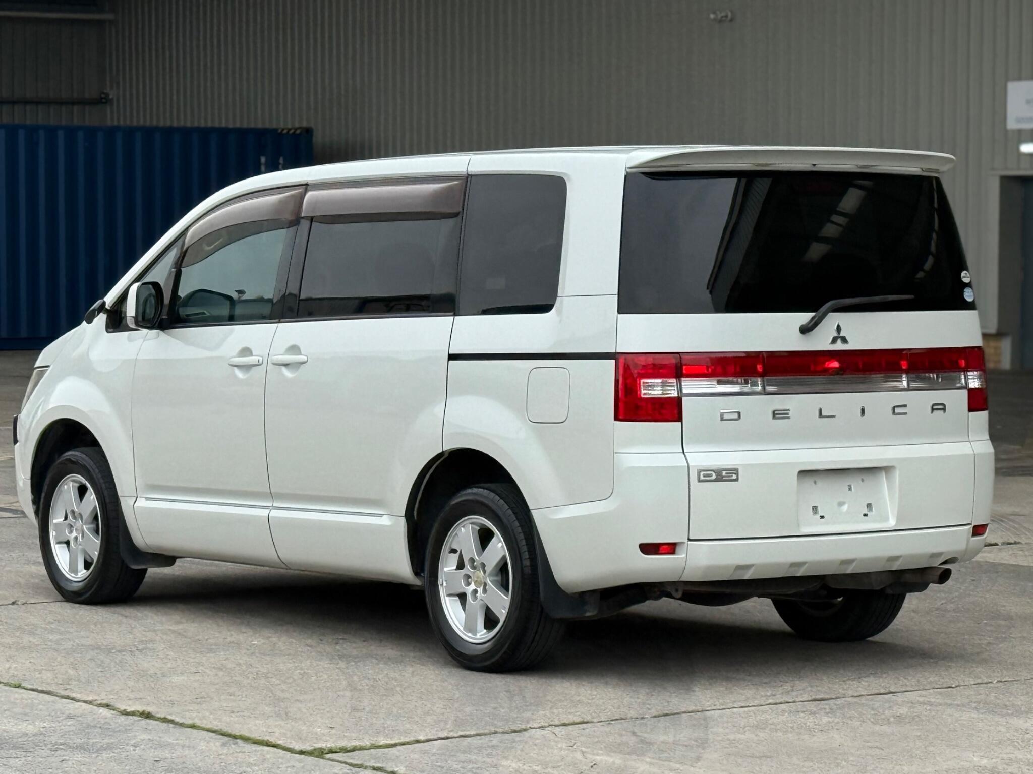 Mitsubishi Delica - Image 18