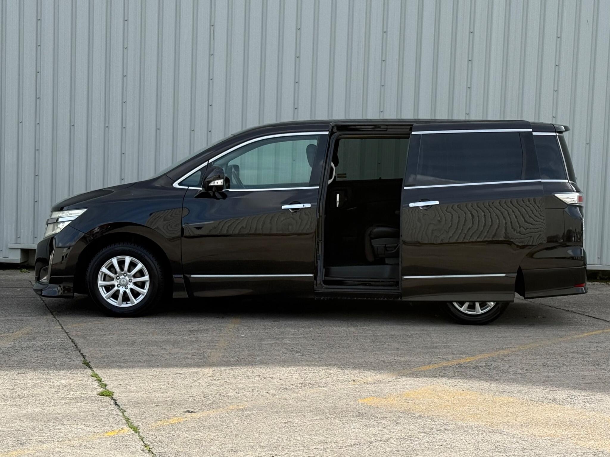 Nissan Elgrand - Image 14