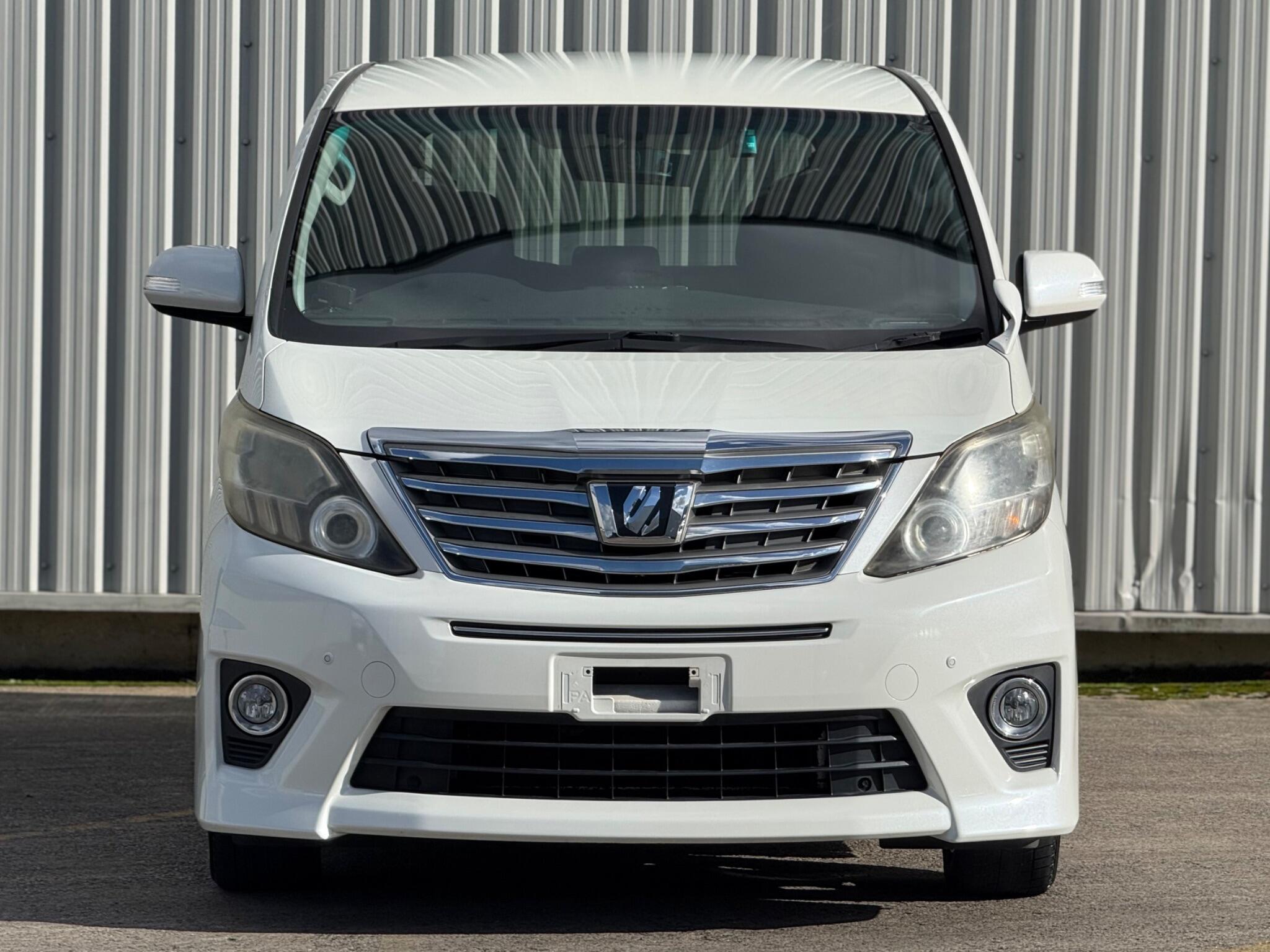 Toyota Alphard - Image 5