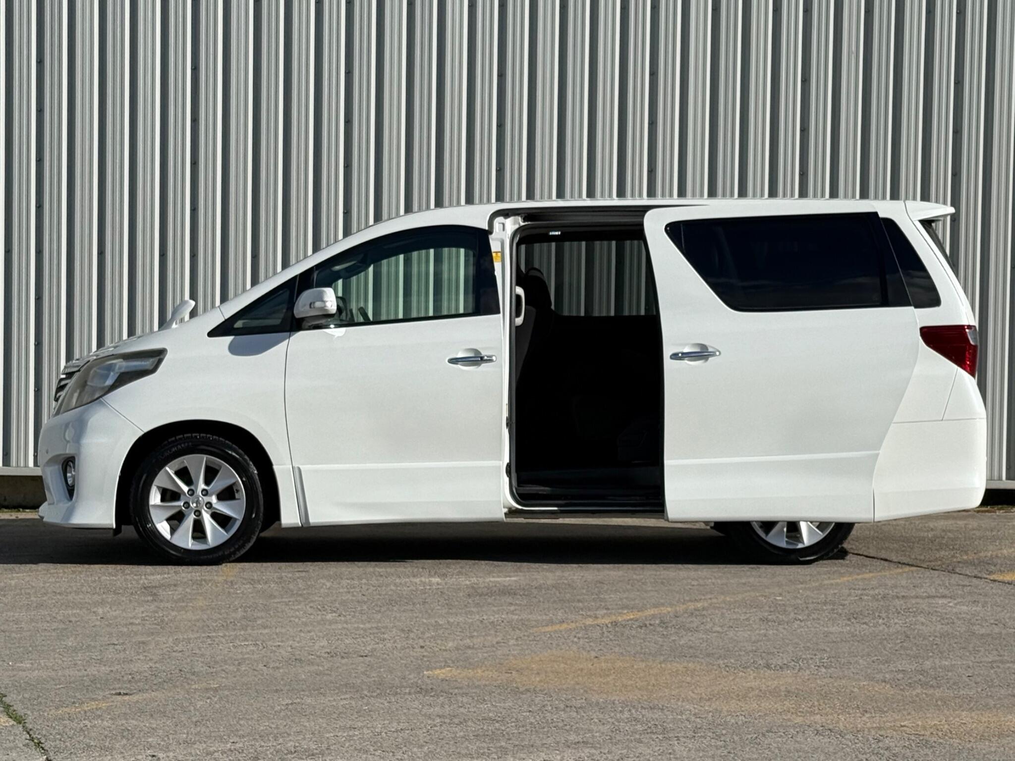 Toyota Alphard - Image 18