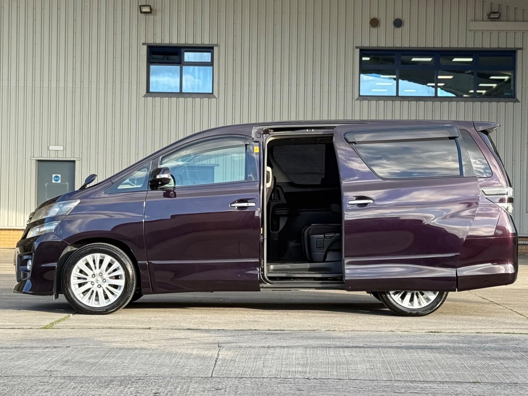 Toyota Vellfire - Image 17
