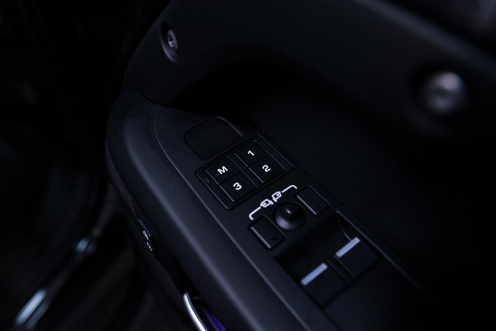 Land Rover Defender 90 - Image 16