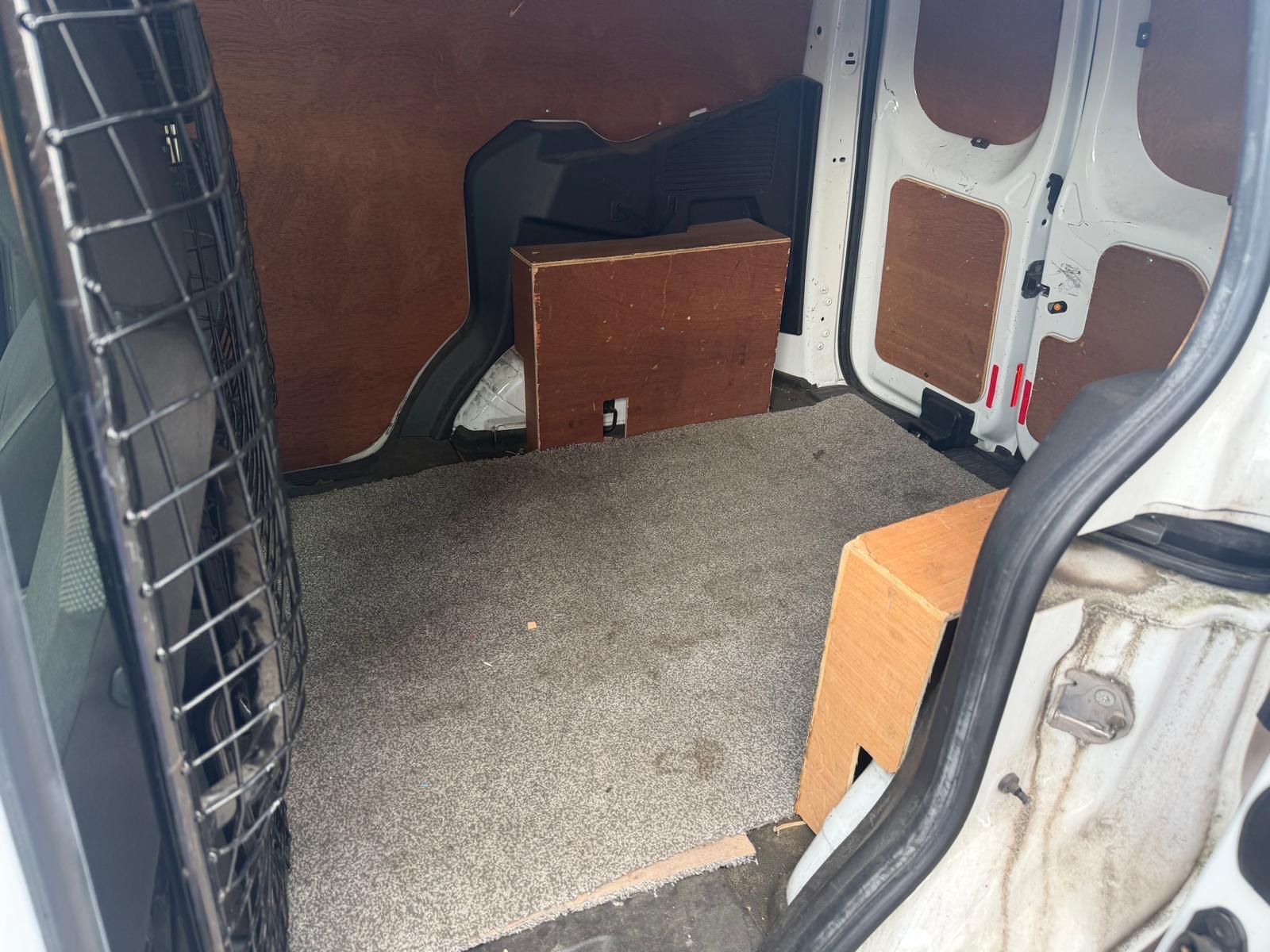 Ford Transit Courier - Image 4