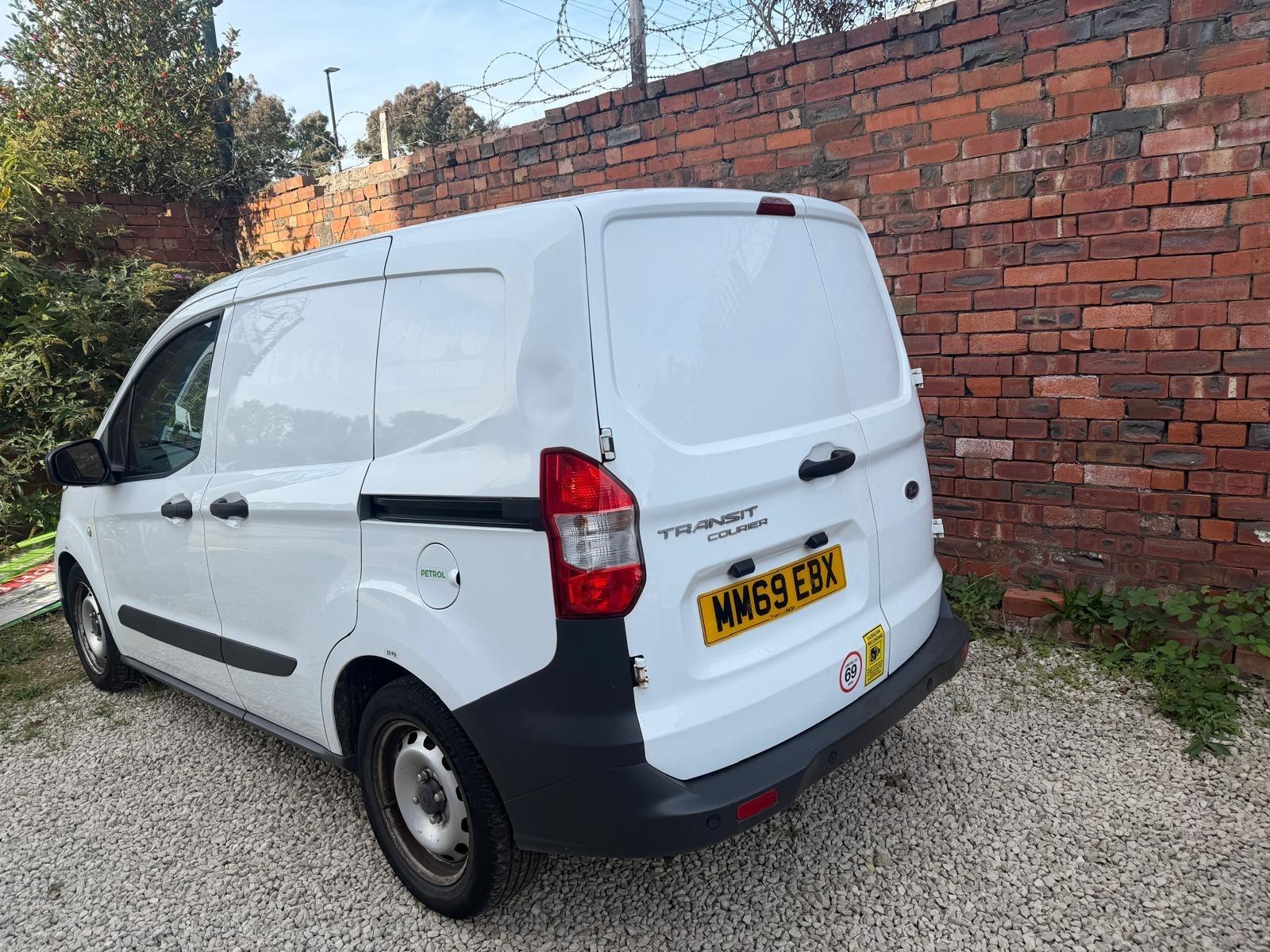 Ford Transit Courier - Image 5
