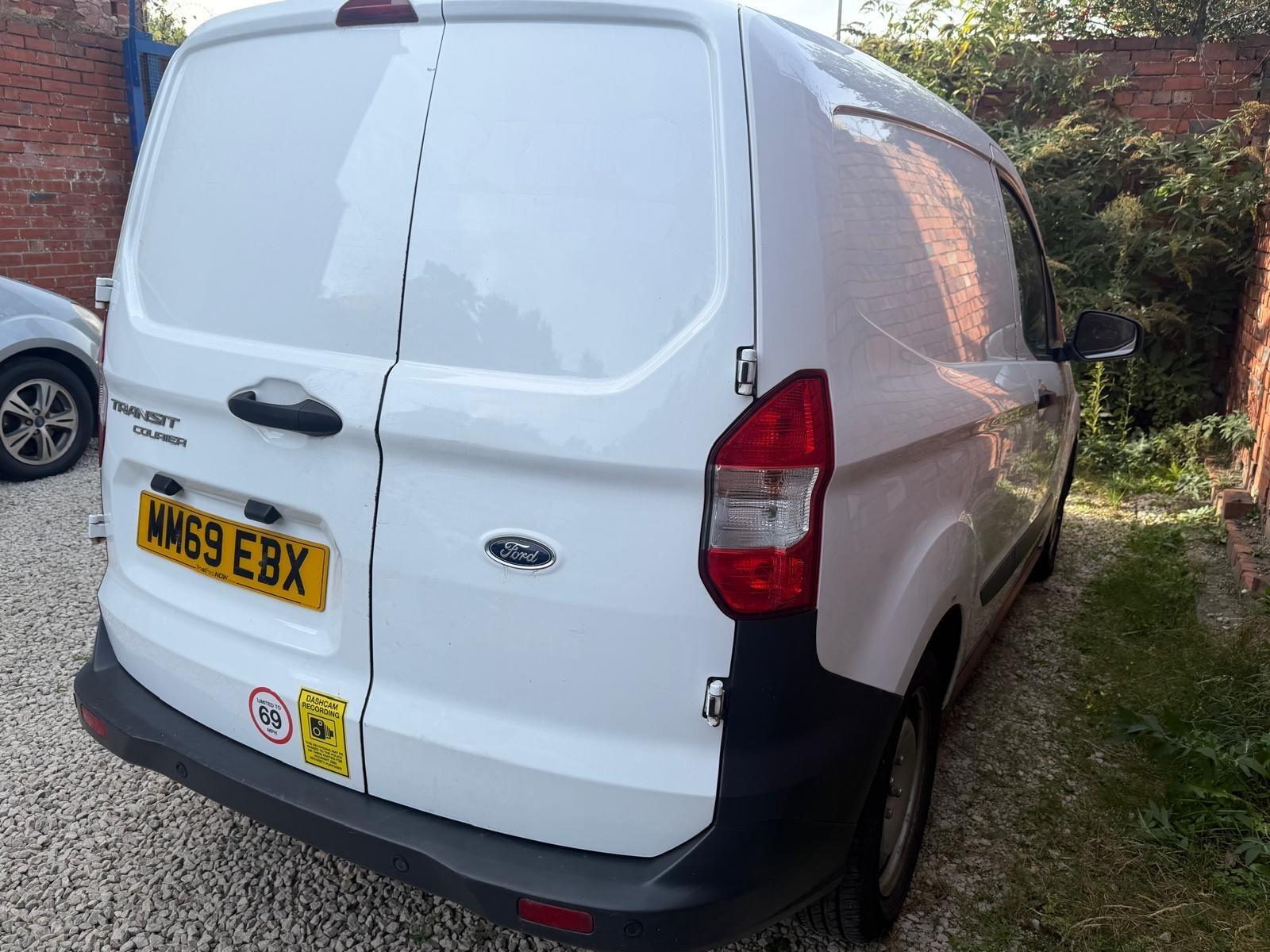 Ford Transit Courier - Image 7