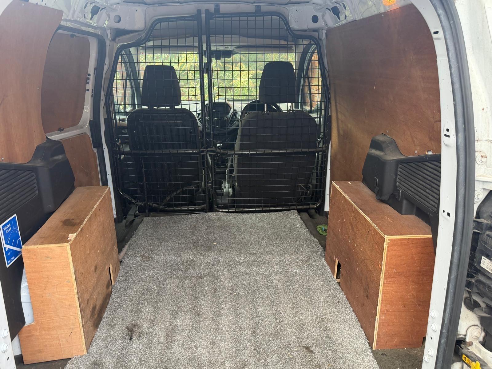 Ford Transit Courier - Image 9