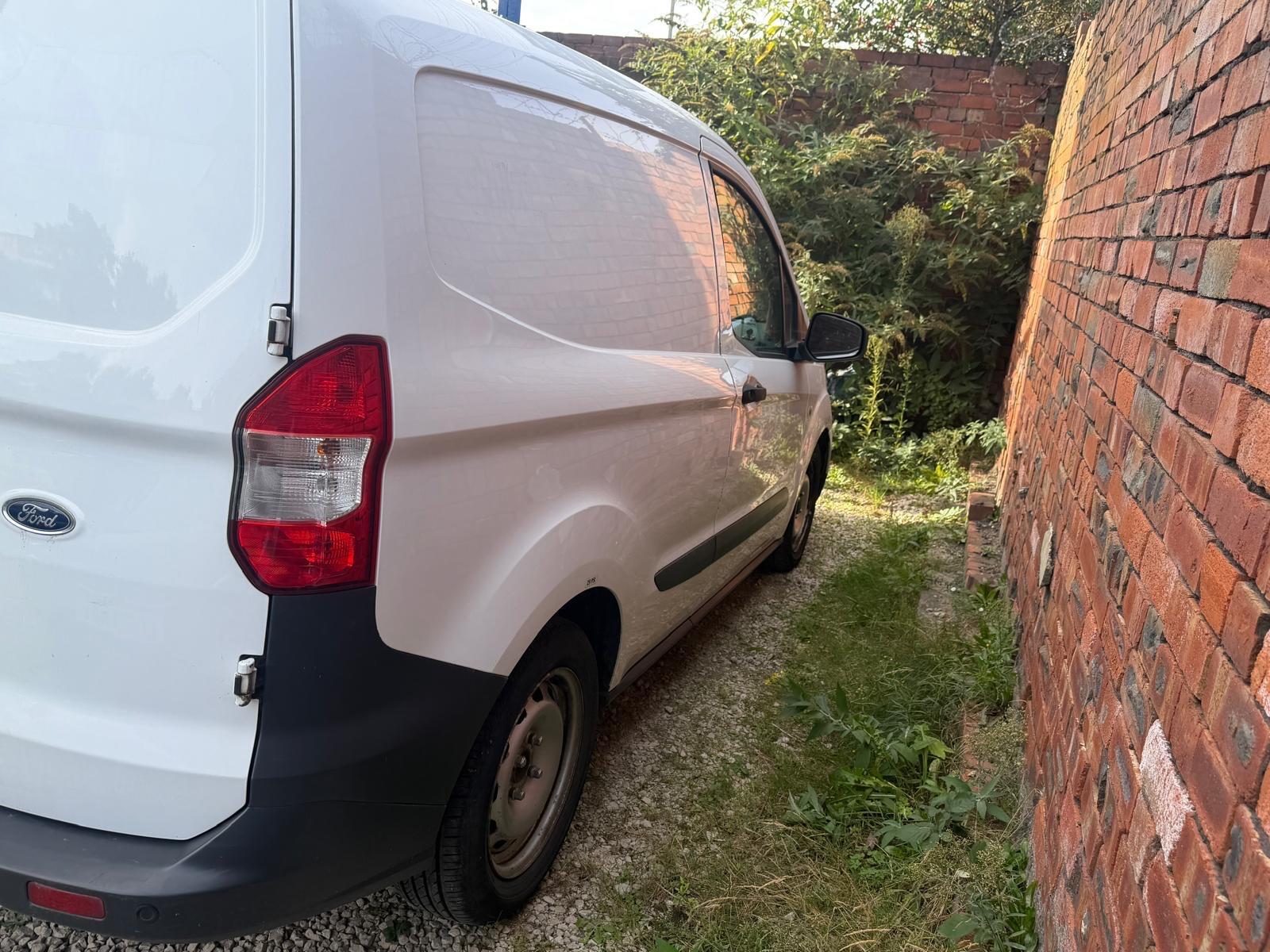 Ford Transit Courier - Image 10