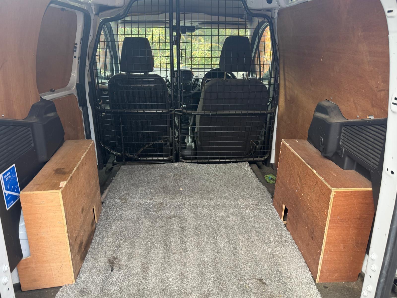 Ford Transit Courier - Image 11