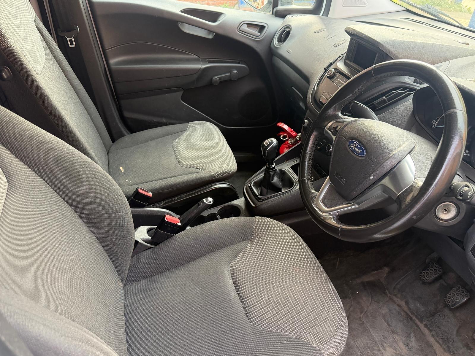 Ford Transit Courier - Image 12