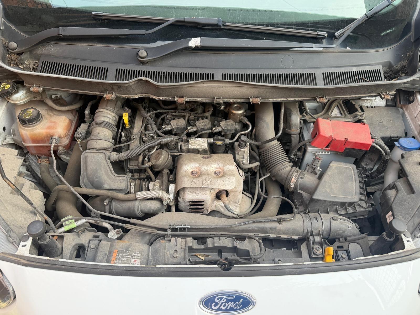 Ford Transit Courier - Image 13