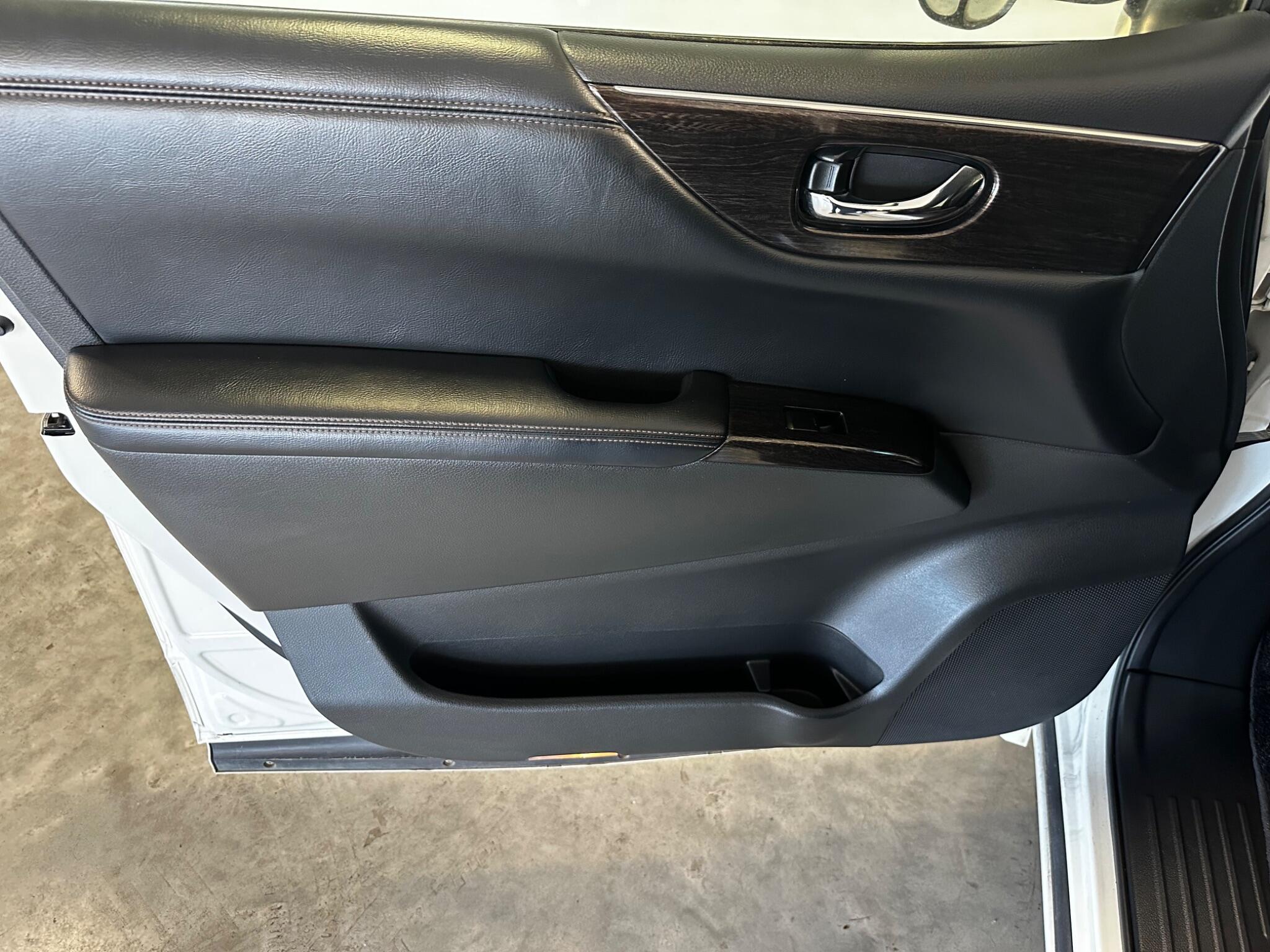 Nissan Elgrand - Image 15