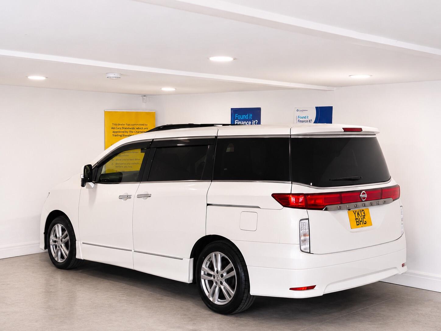Nissan Elgrand - Image 4