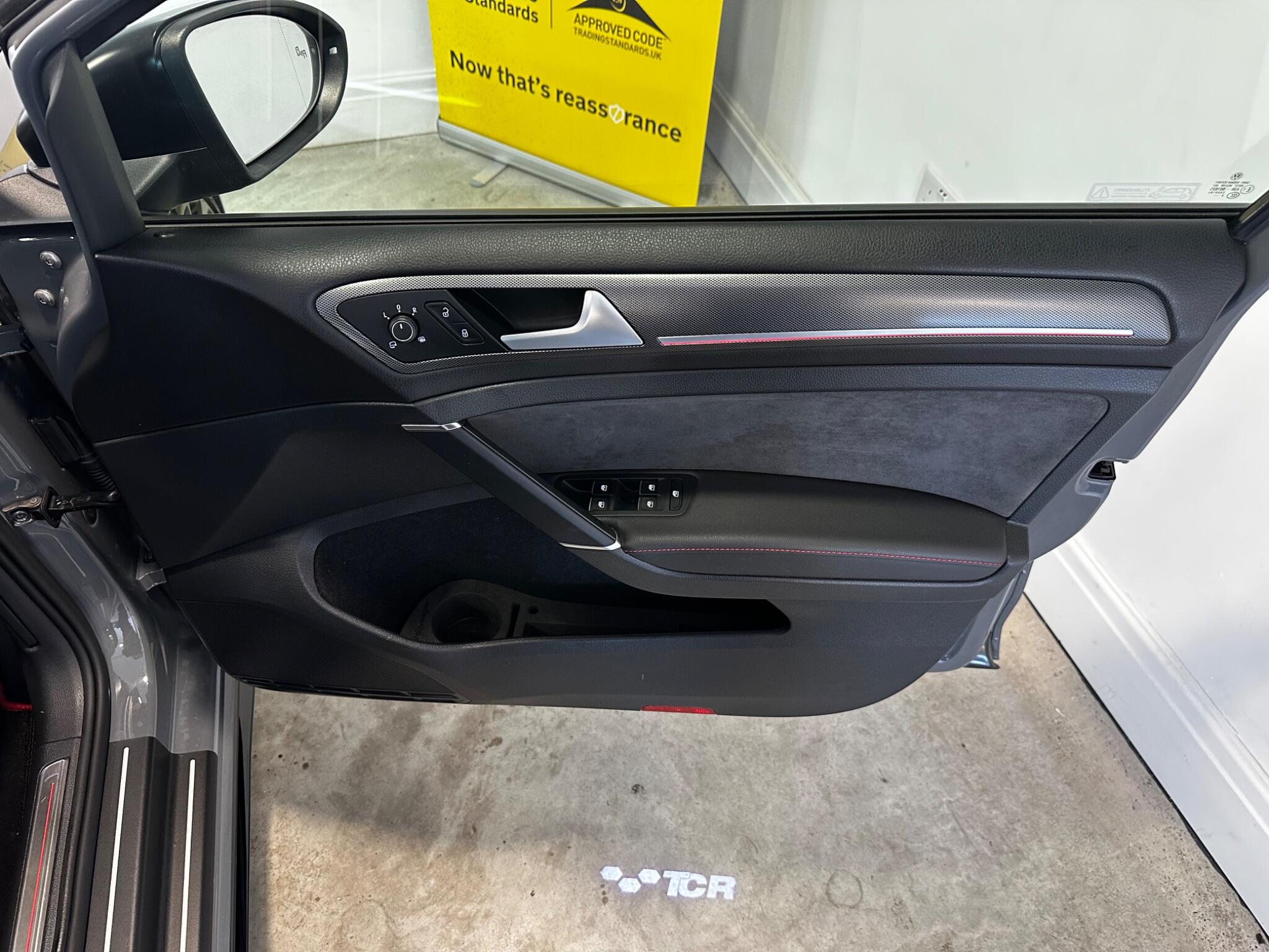 Volkswagen Golf - Image 11