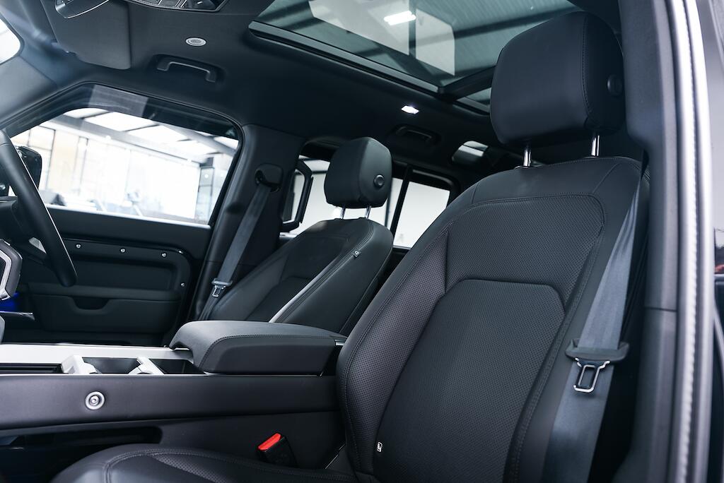 Land Rover Defender 110 - Image 15