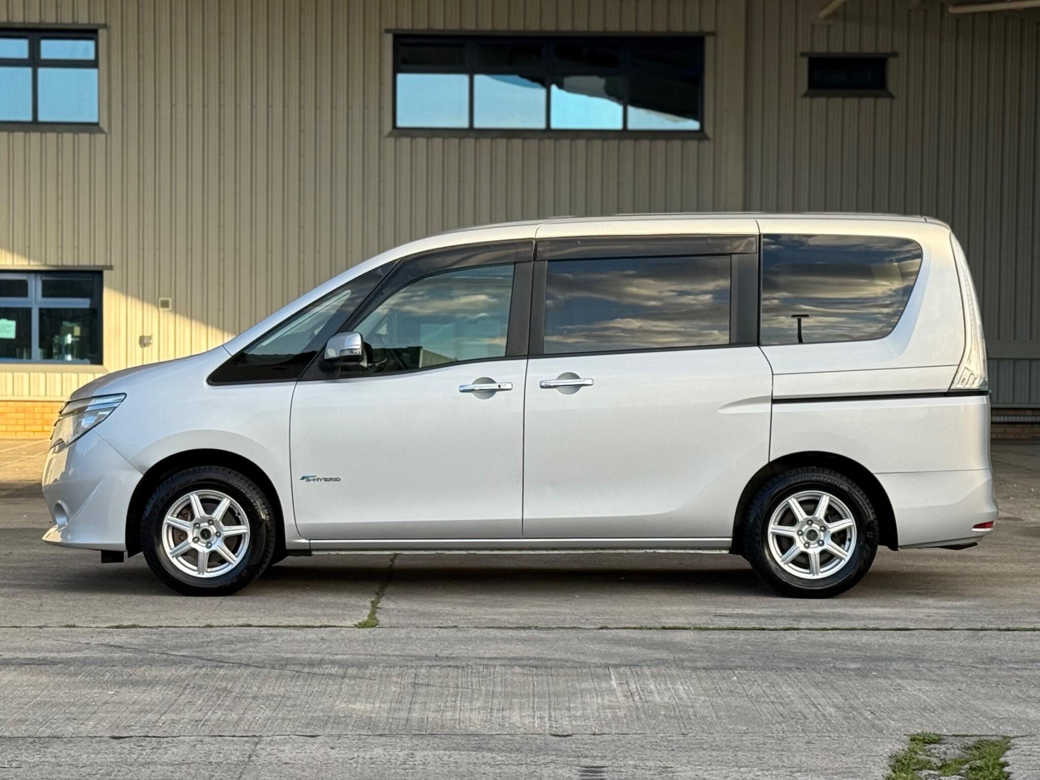 Nissan Serena - Image 11