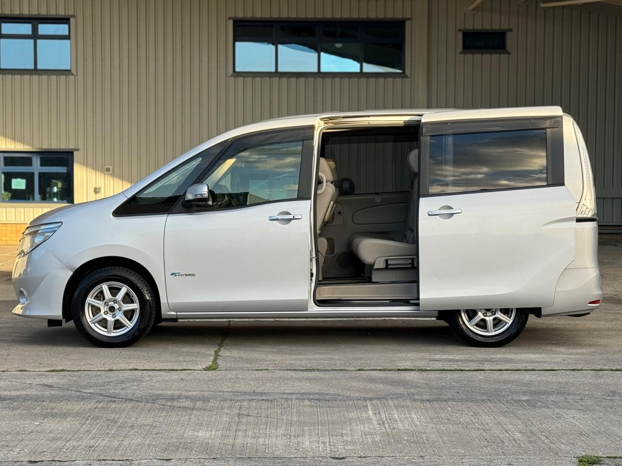 Nissan Serena - Image 12