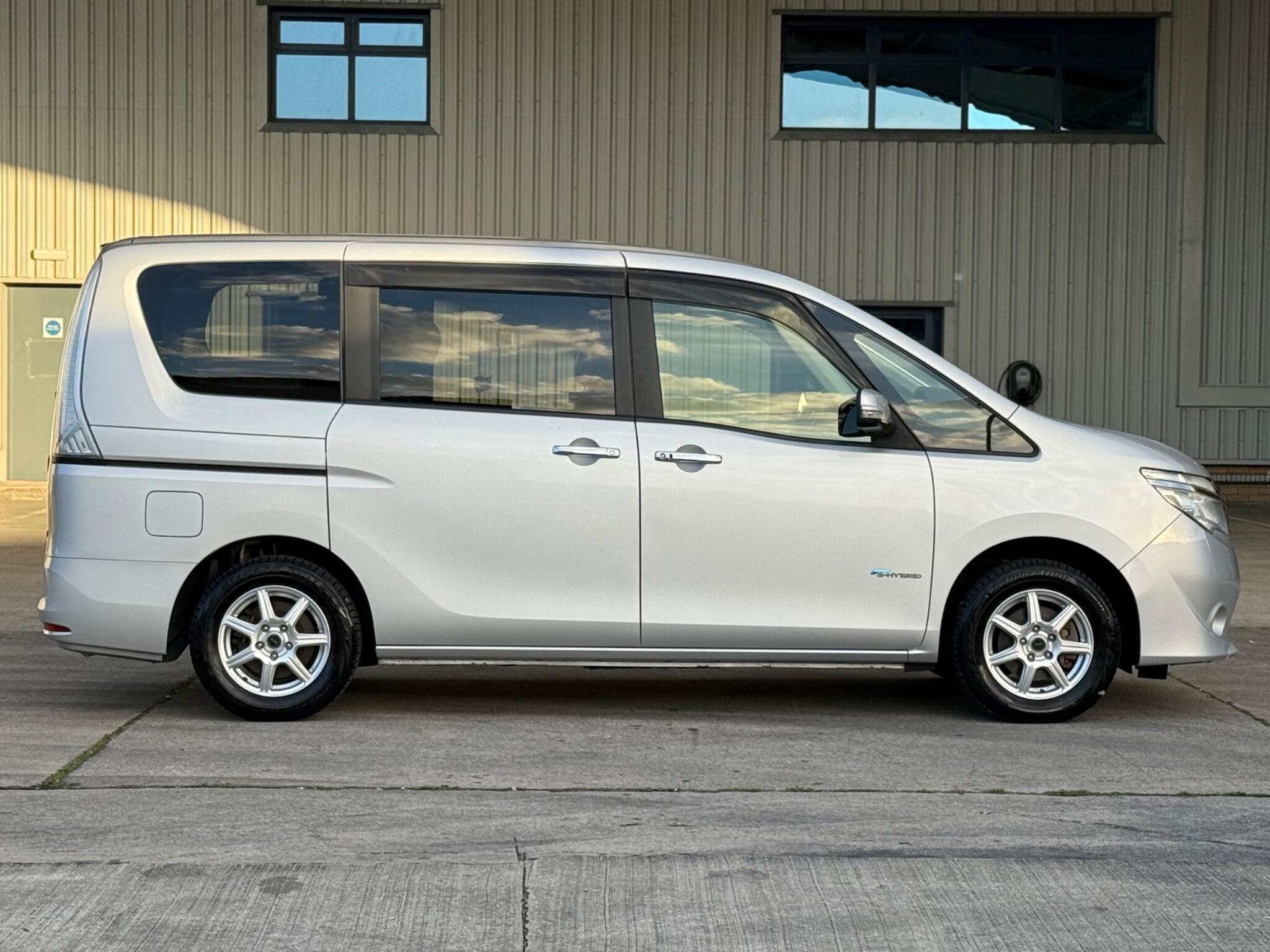 Nissan Serena - Image 17