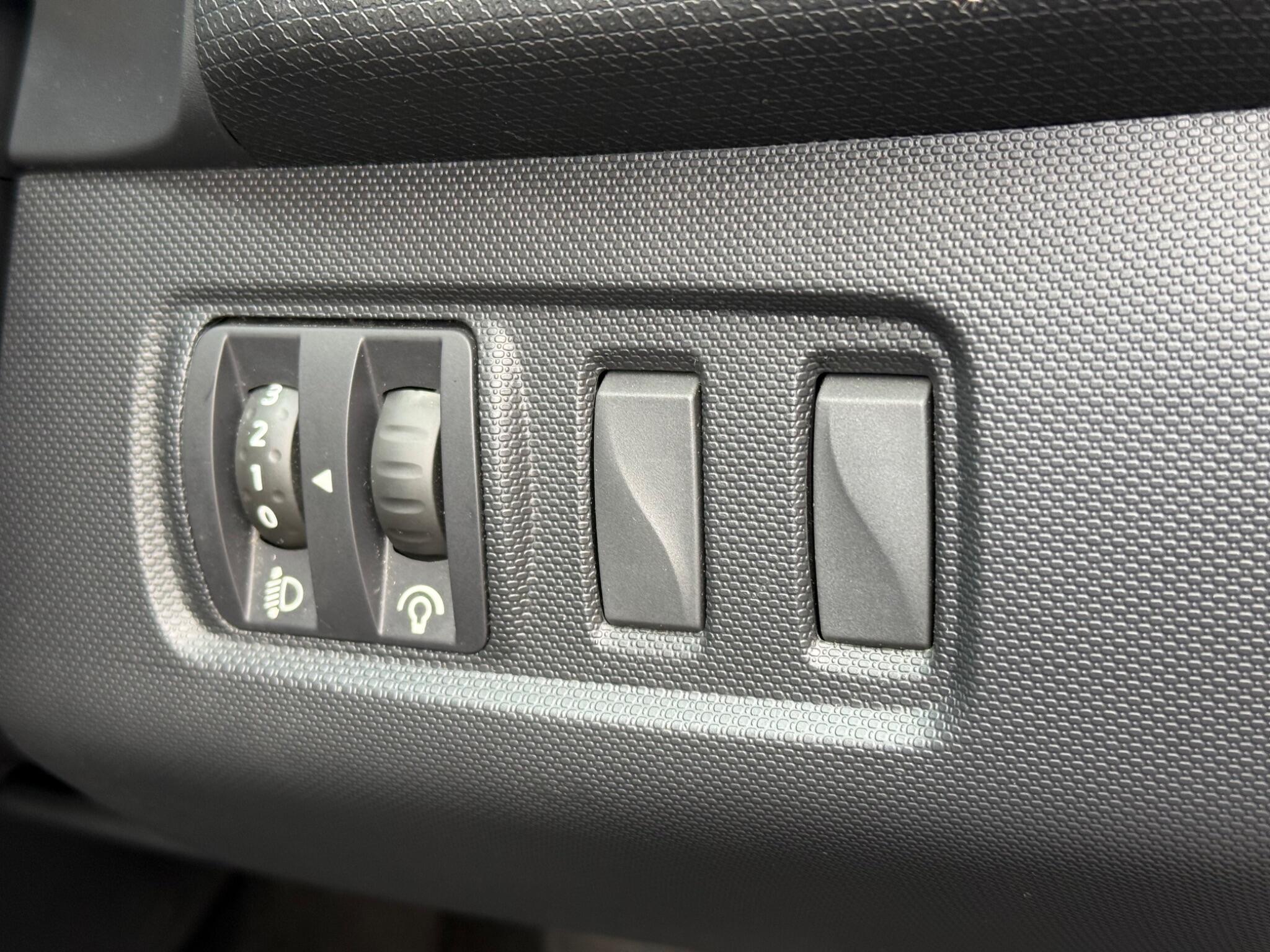 Renault Clio - Image 17