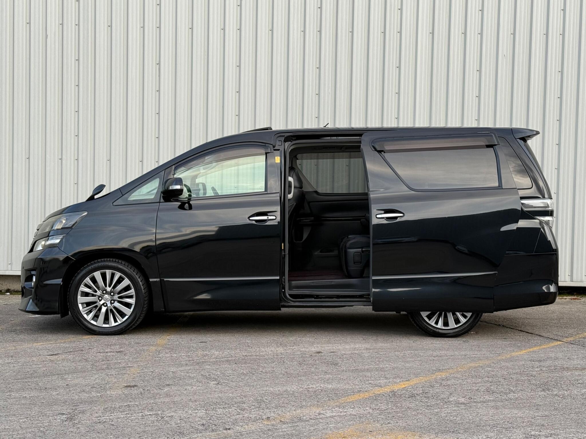 Toyota Vellfire - Image 12