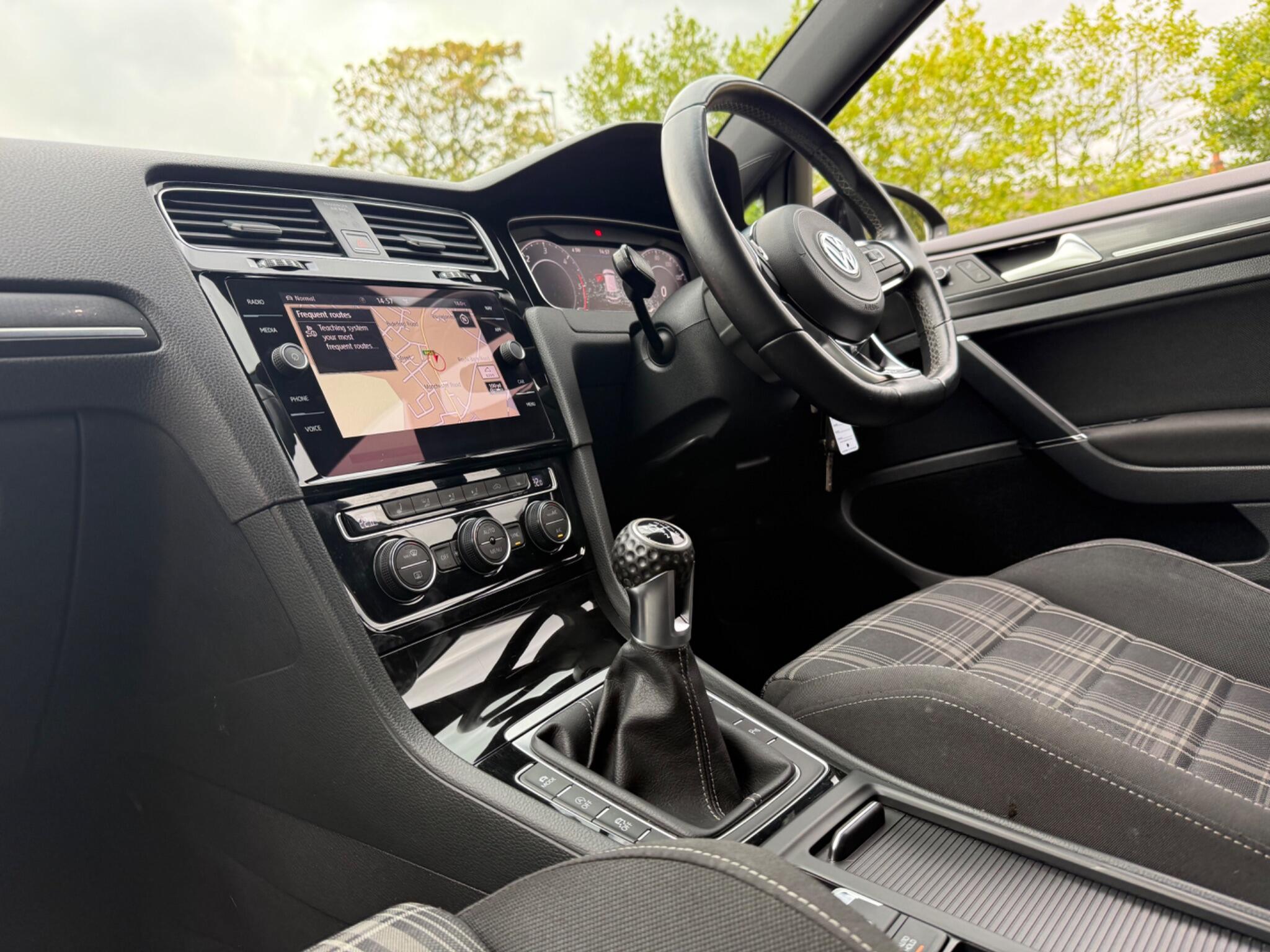 Volkswagen Golf - Image 9