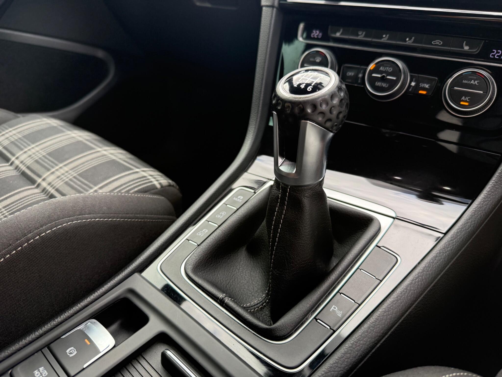 Volkswagen Golf - Image 11