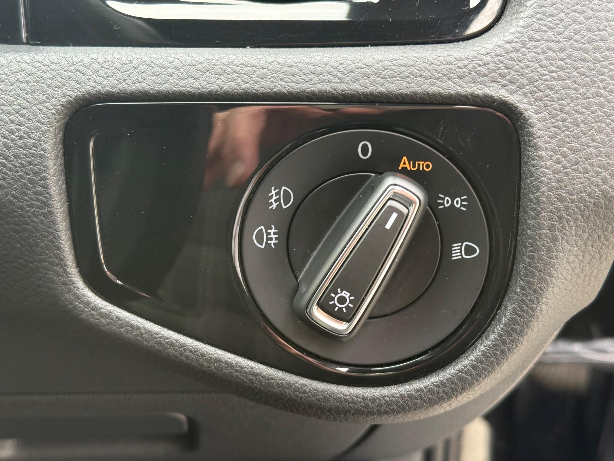 Volkswagen Golf - Image 18