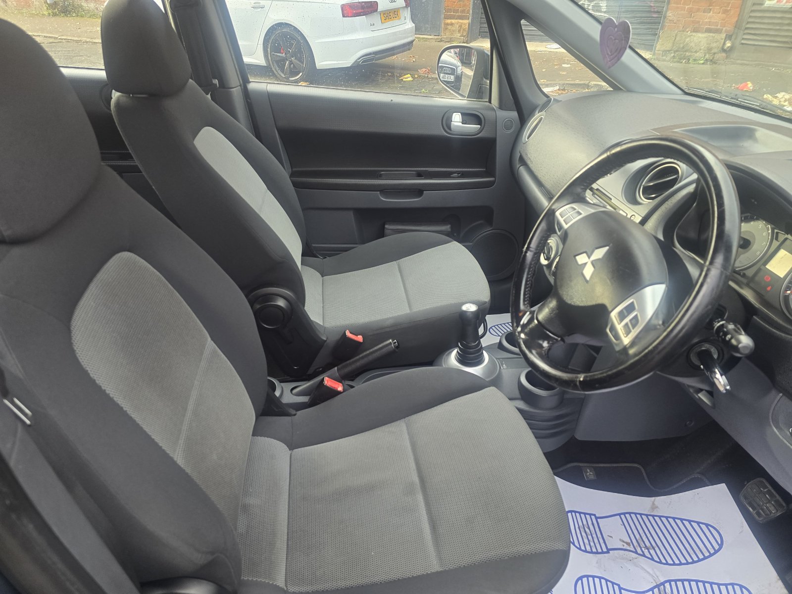 Mitsubishi Colt - Image 8