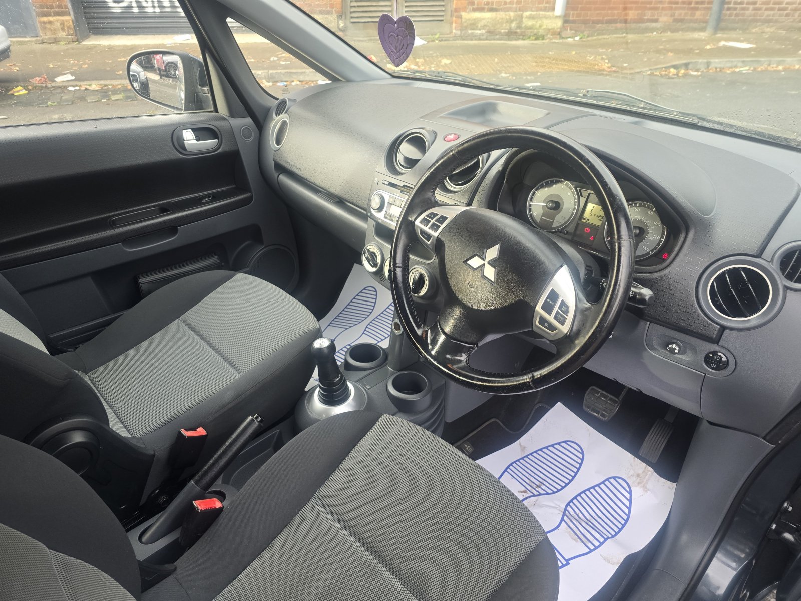 Mitsubishi Colt - Image 10