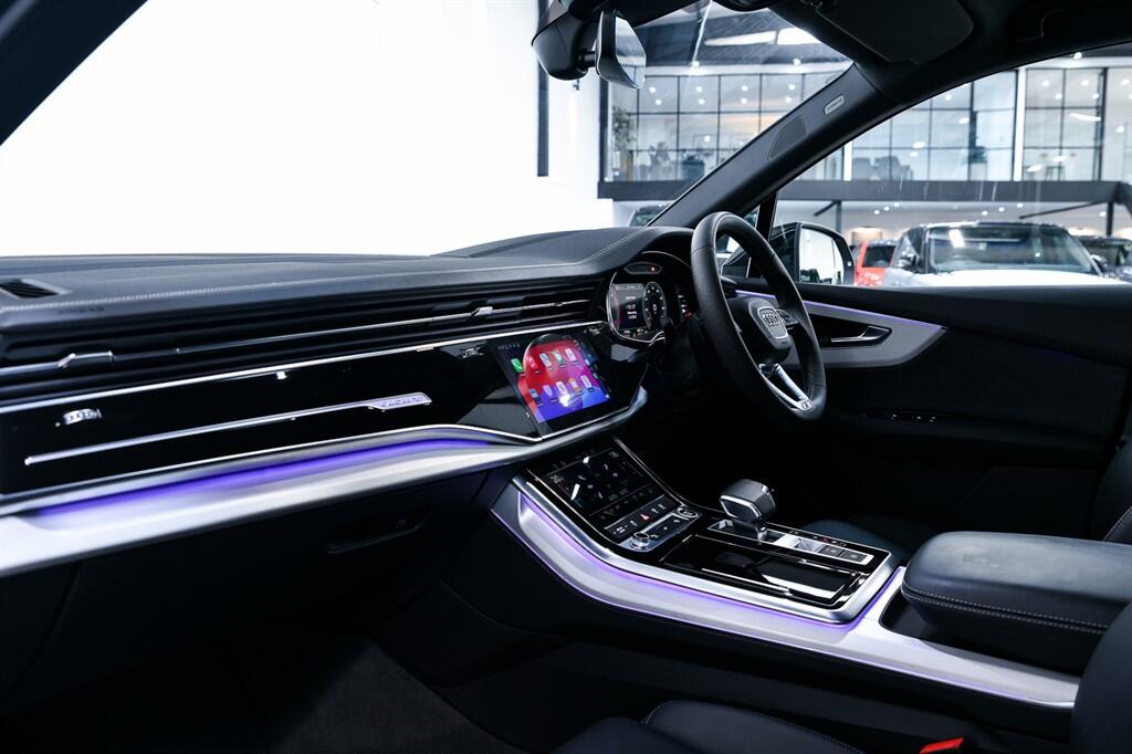 Audi Q7 - Image 12