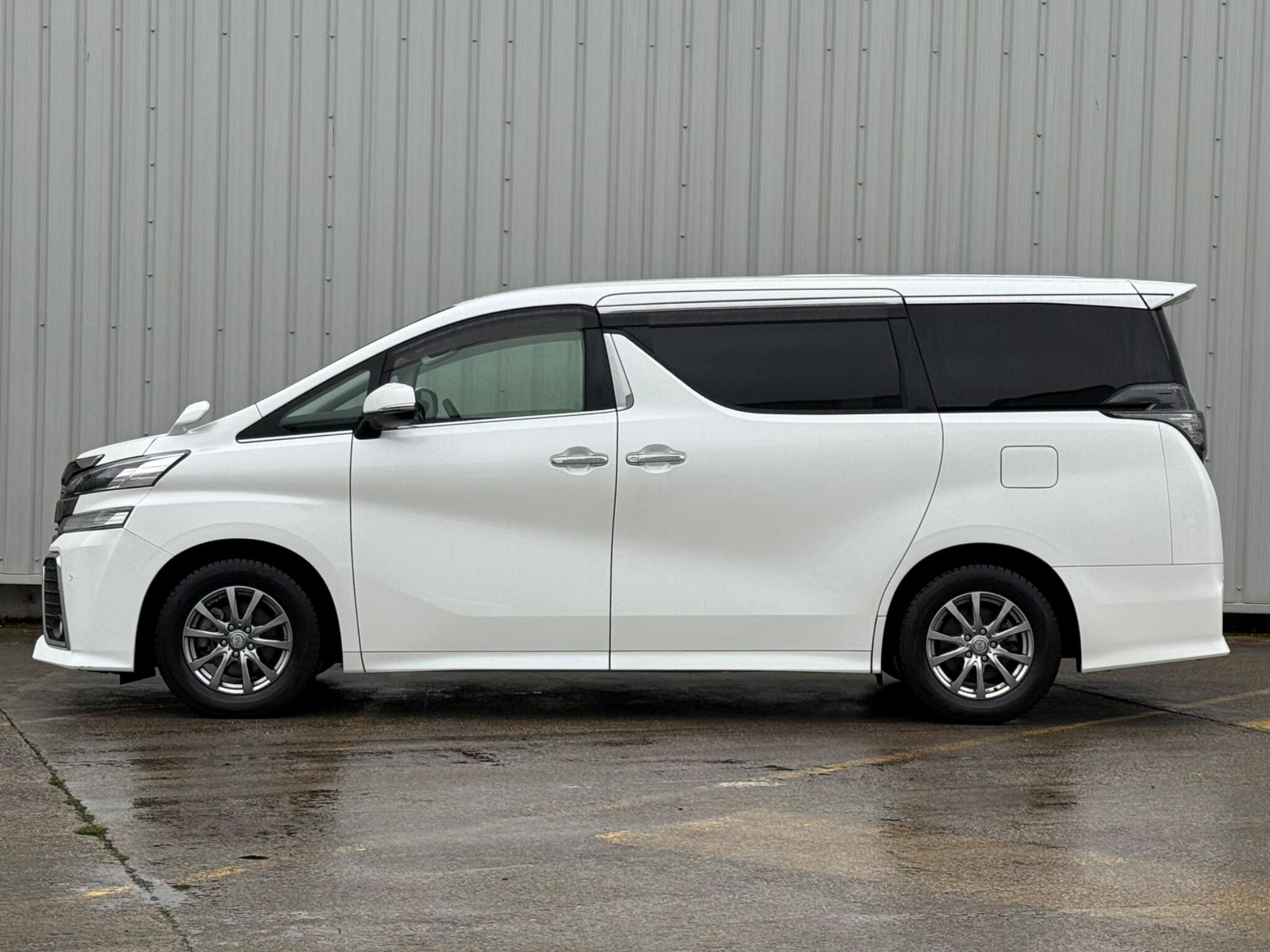 Toyota Vellfire - Image 13
