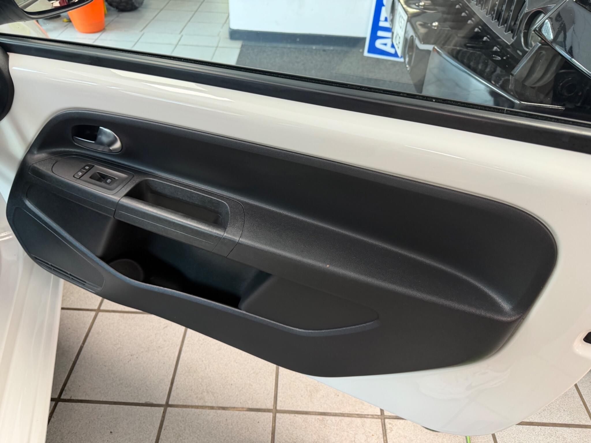 Volkswagen up! - Image 12