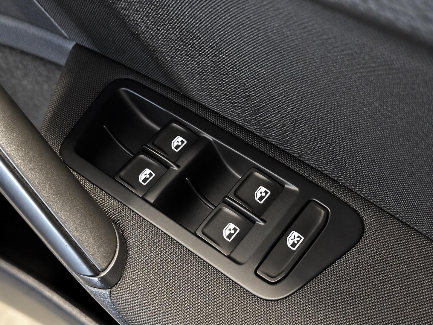 Volkswagen Golf - Image 11