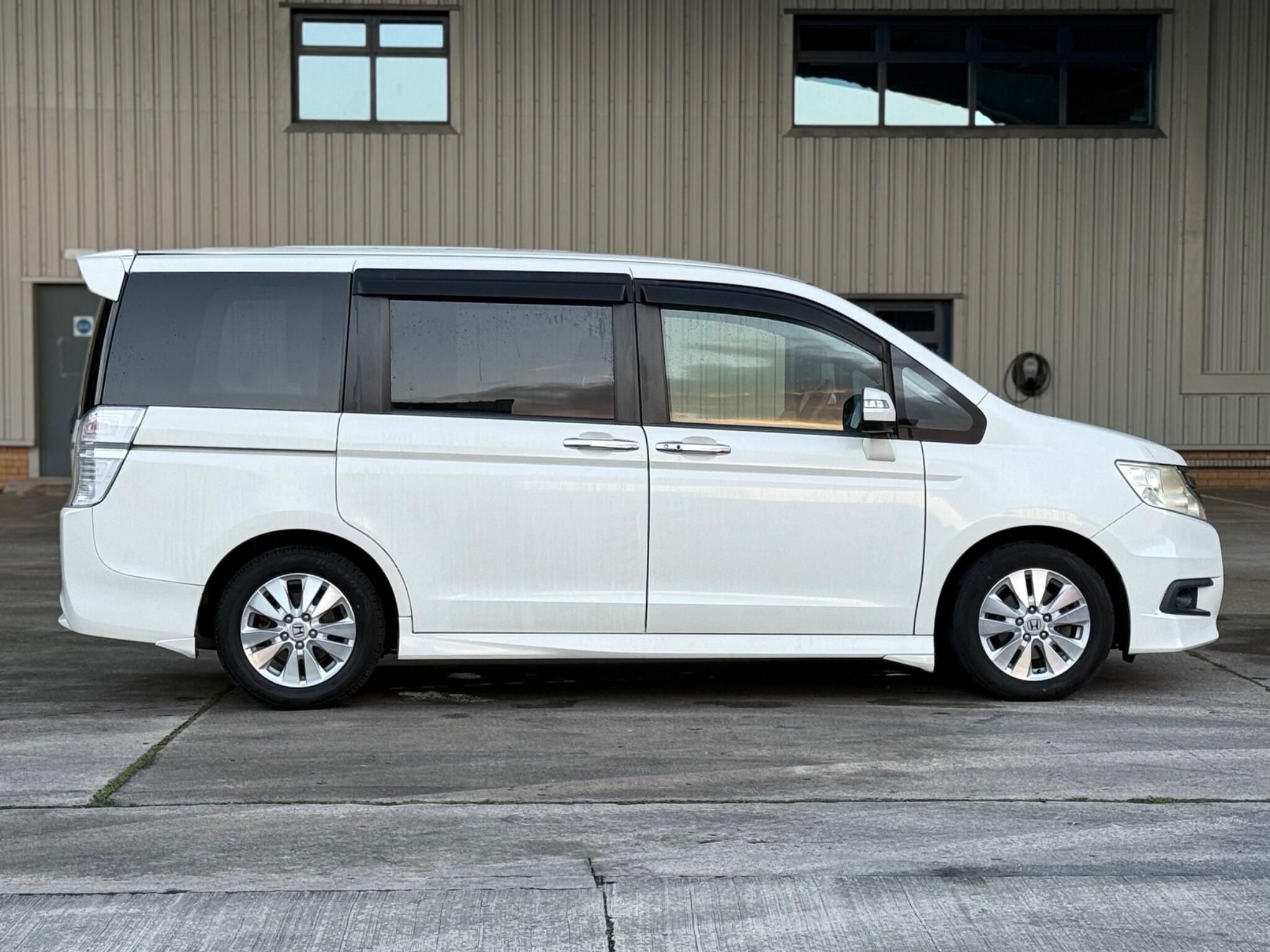 Honda Stepwagon - Image 11