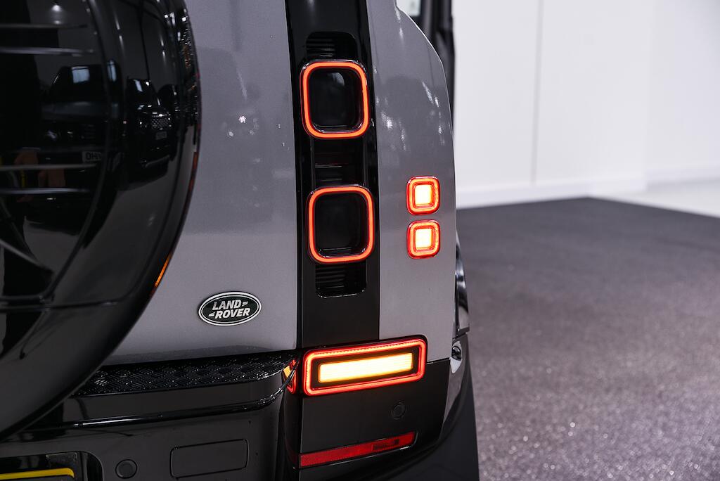 Land Rover Defender 110 - Image 13