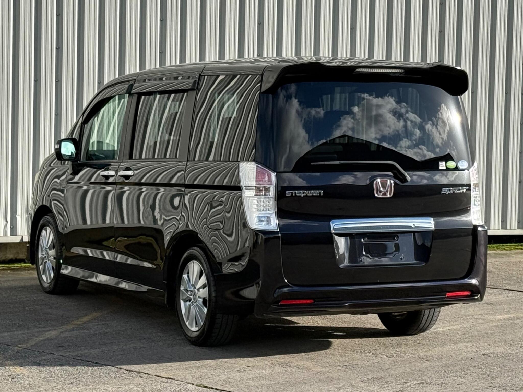 Honda Stepwagon - Image 19