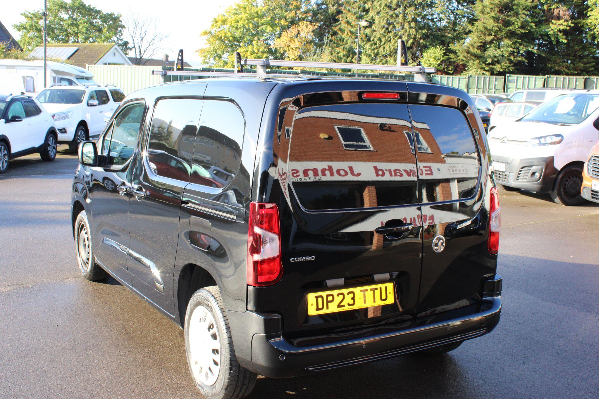 Vauxhall Combo - Image 15