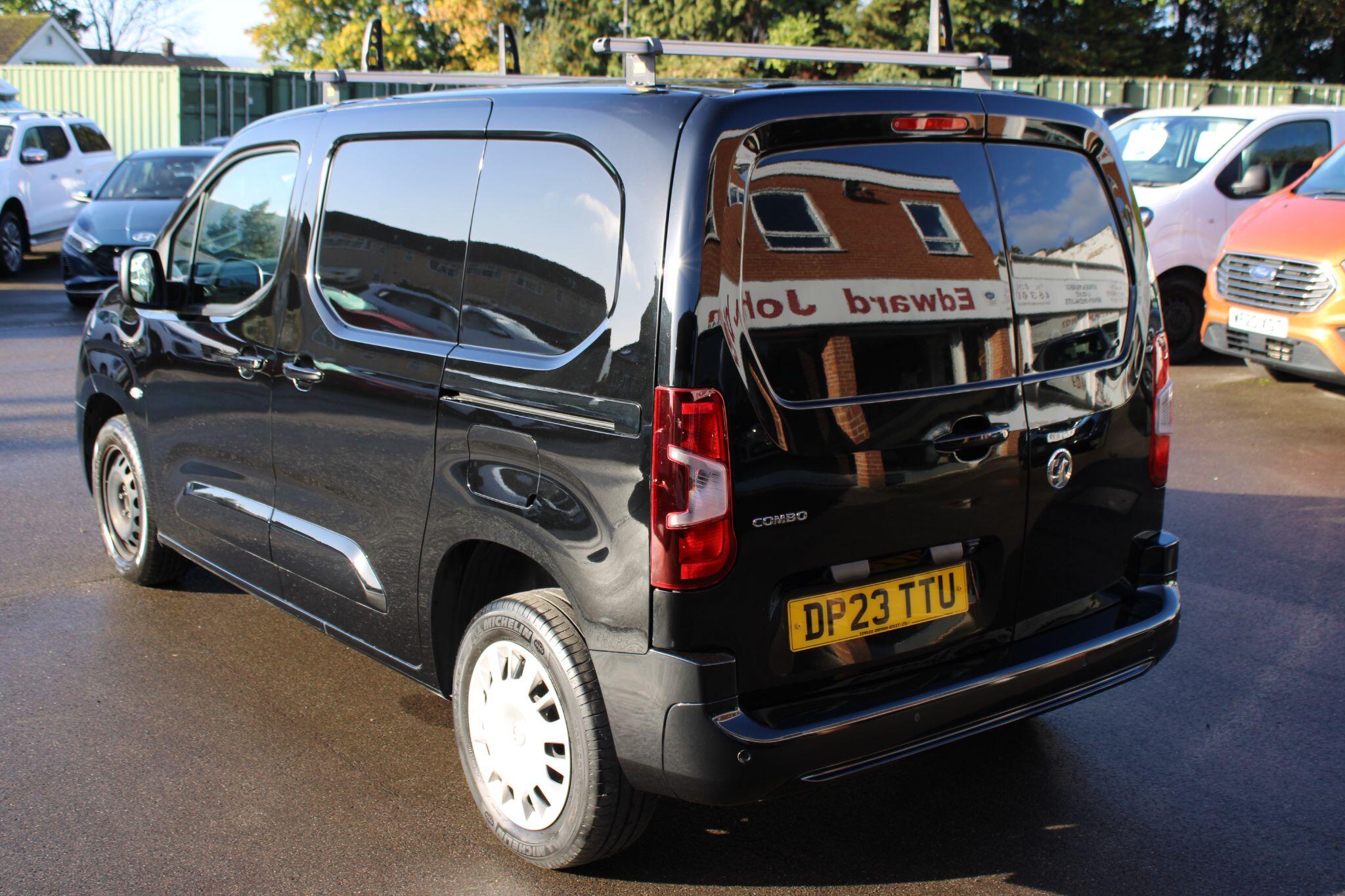 Vauxhall Combo - Image 18