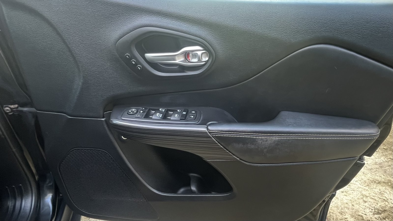 Jeep Cherokee - Image 11