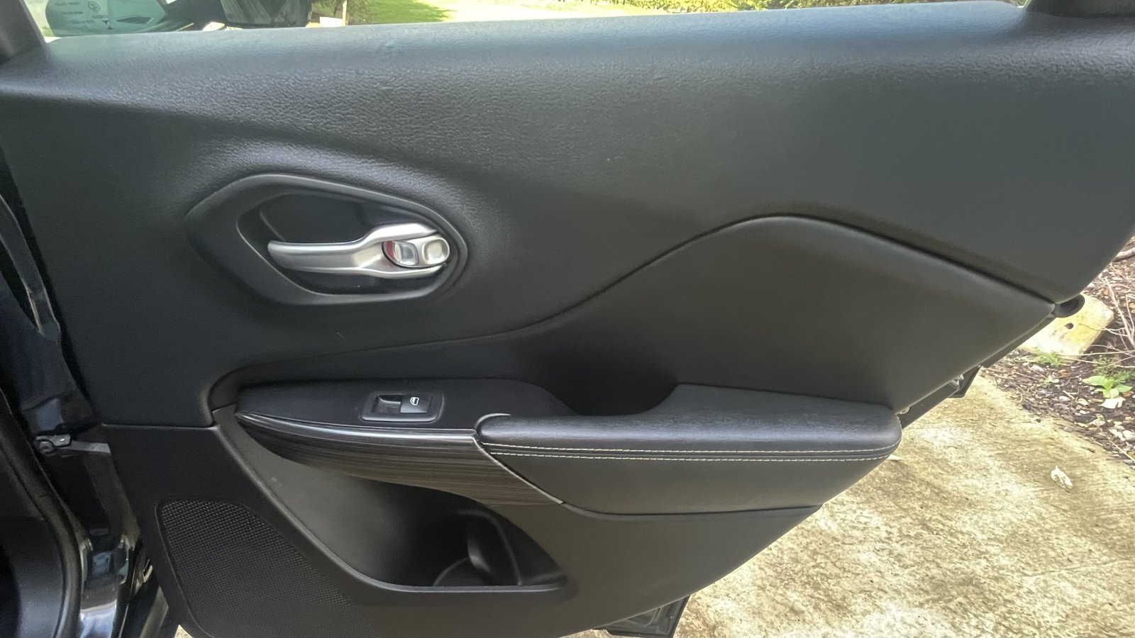 Jeep Cherokee - Image 13