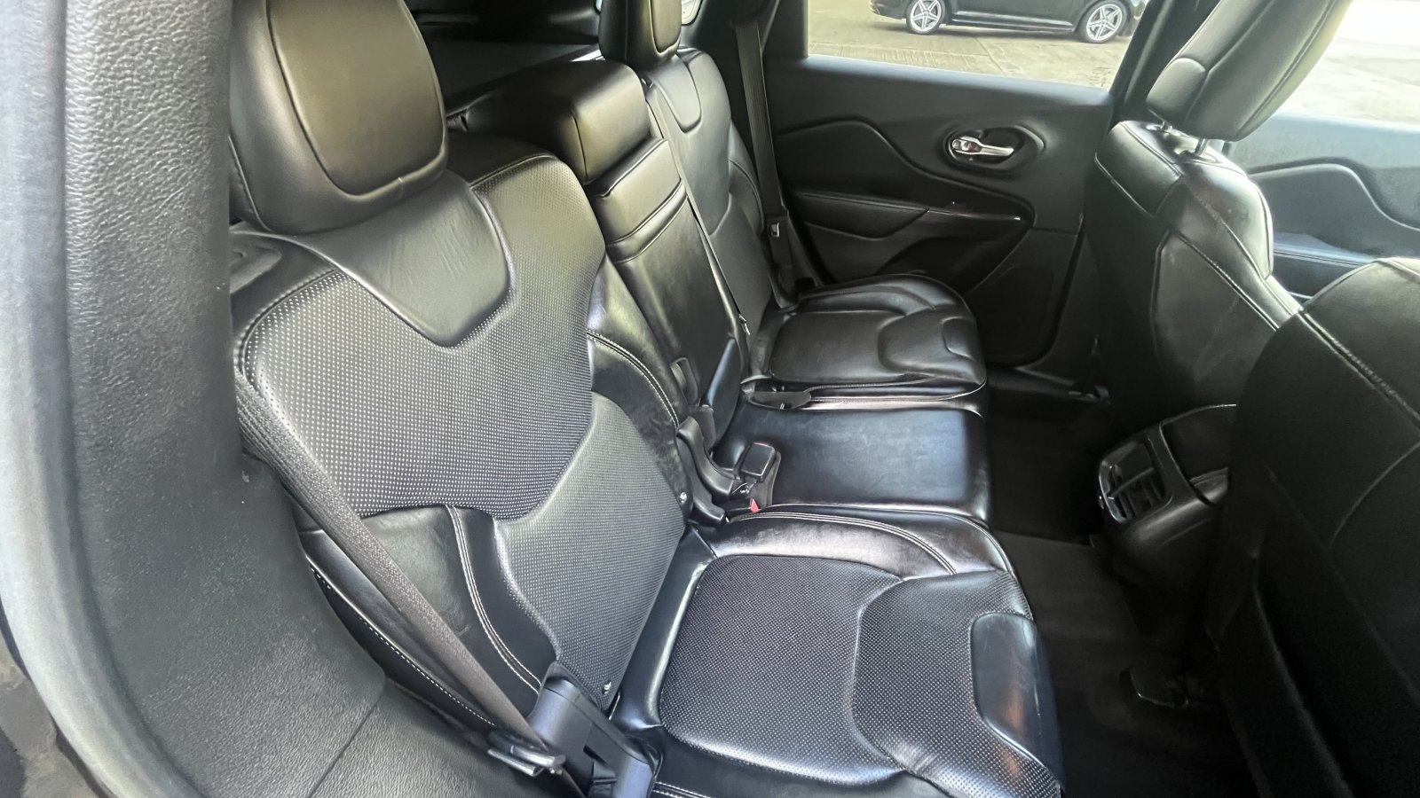 Jeep Cherokee - Image 12