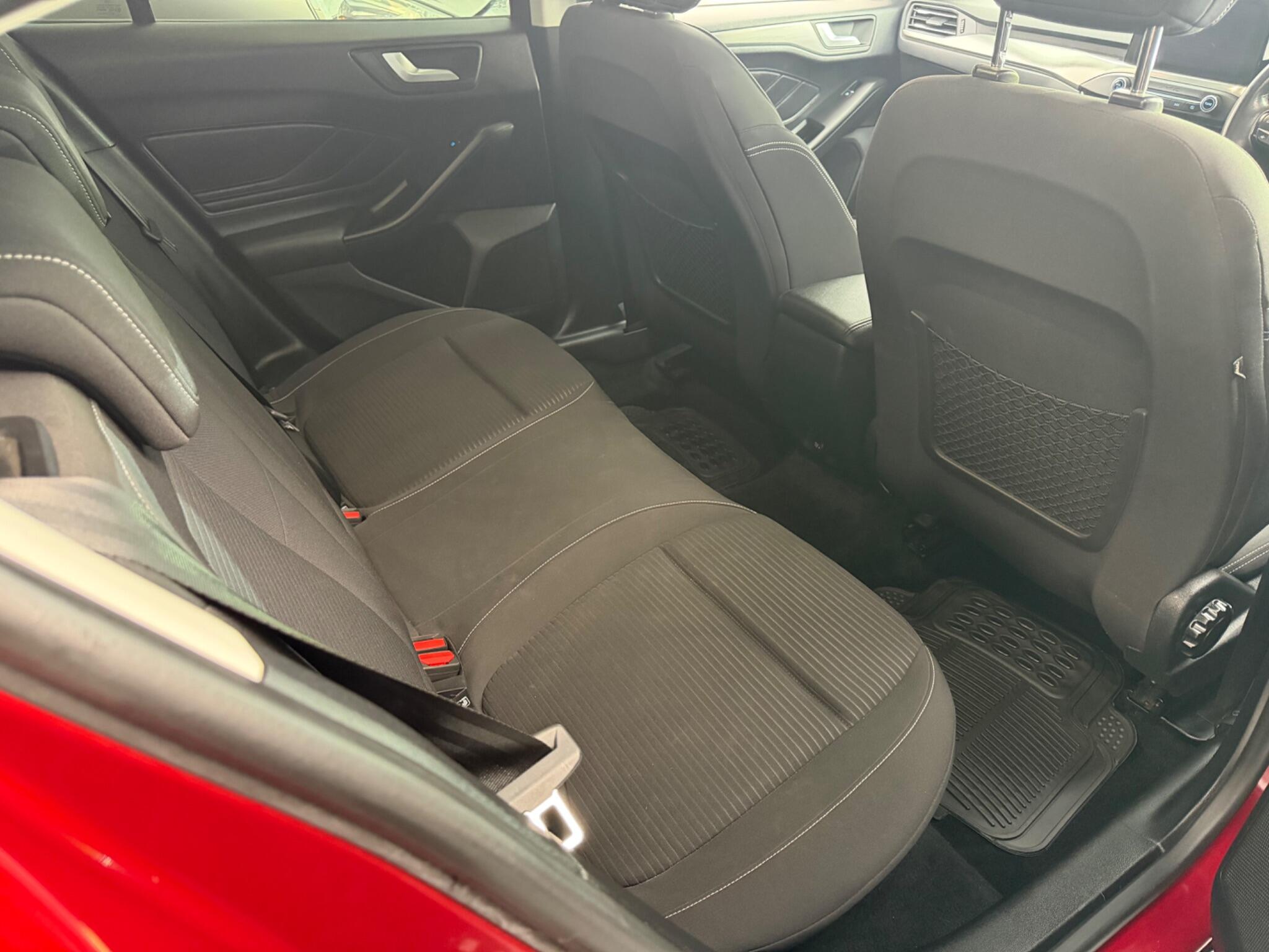 Ford Focus - Image 10