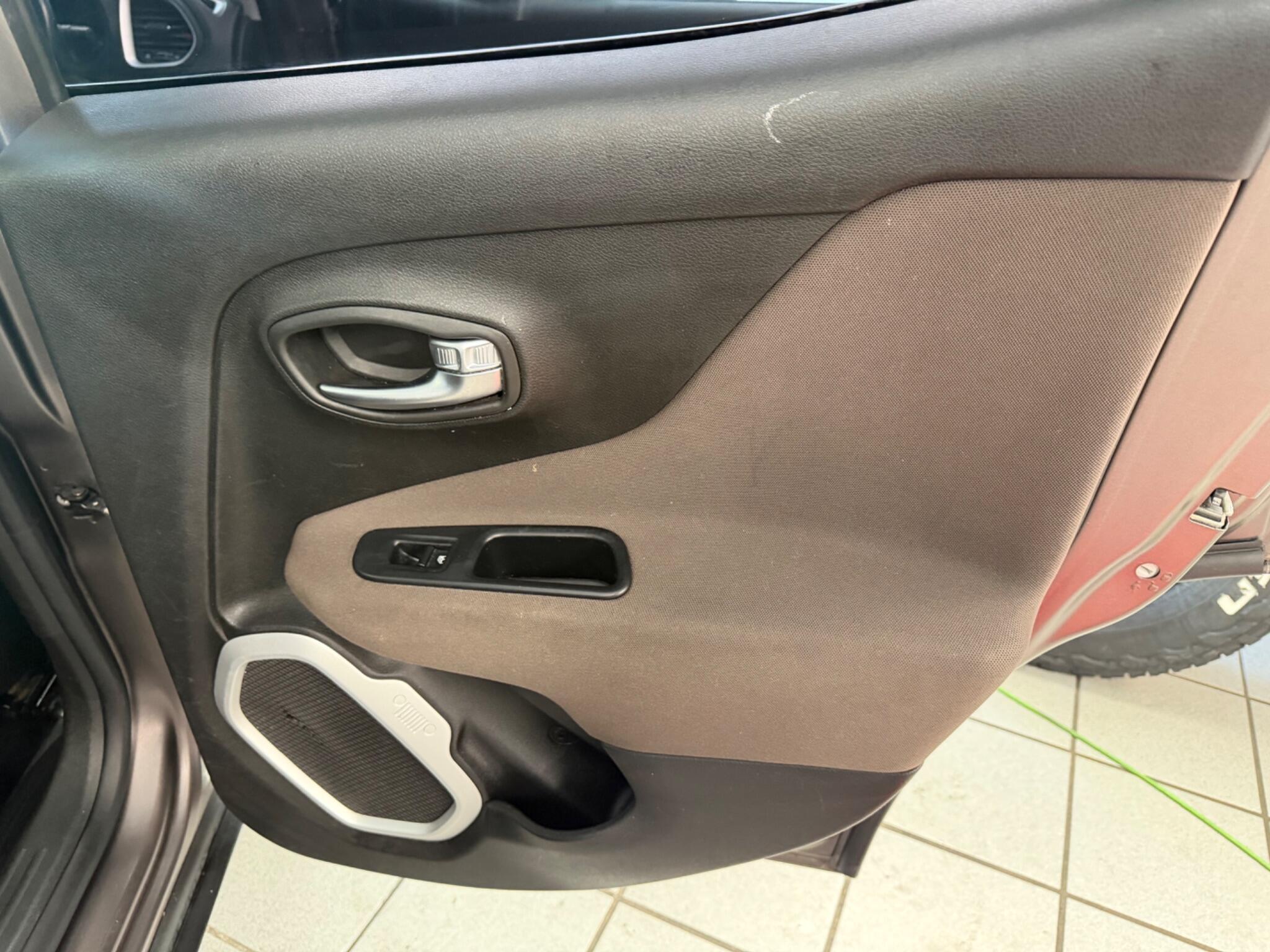 Jeep Renegade - Image 10