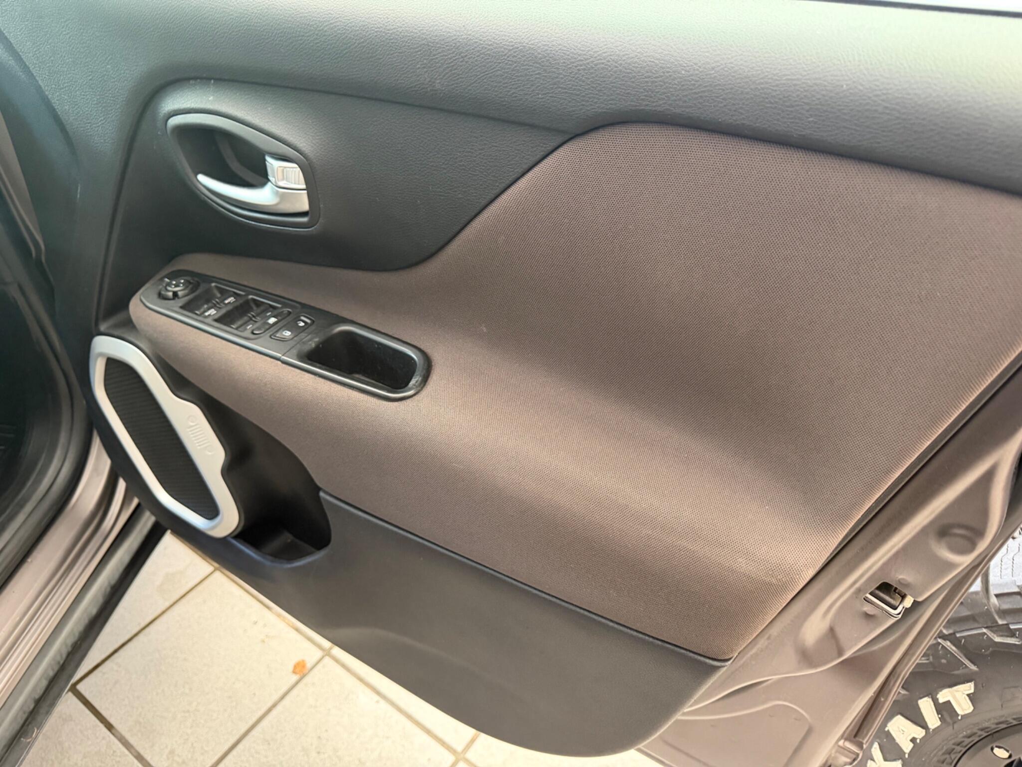 Jeep Renegade - Image 11