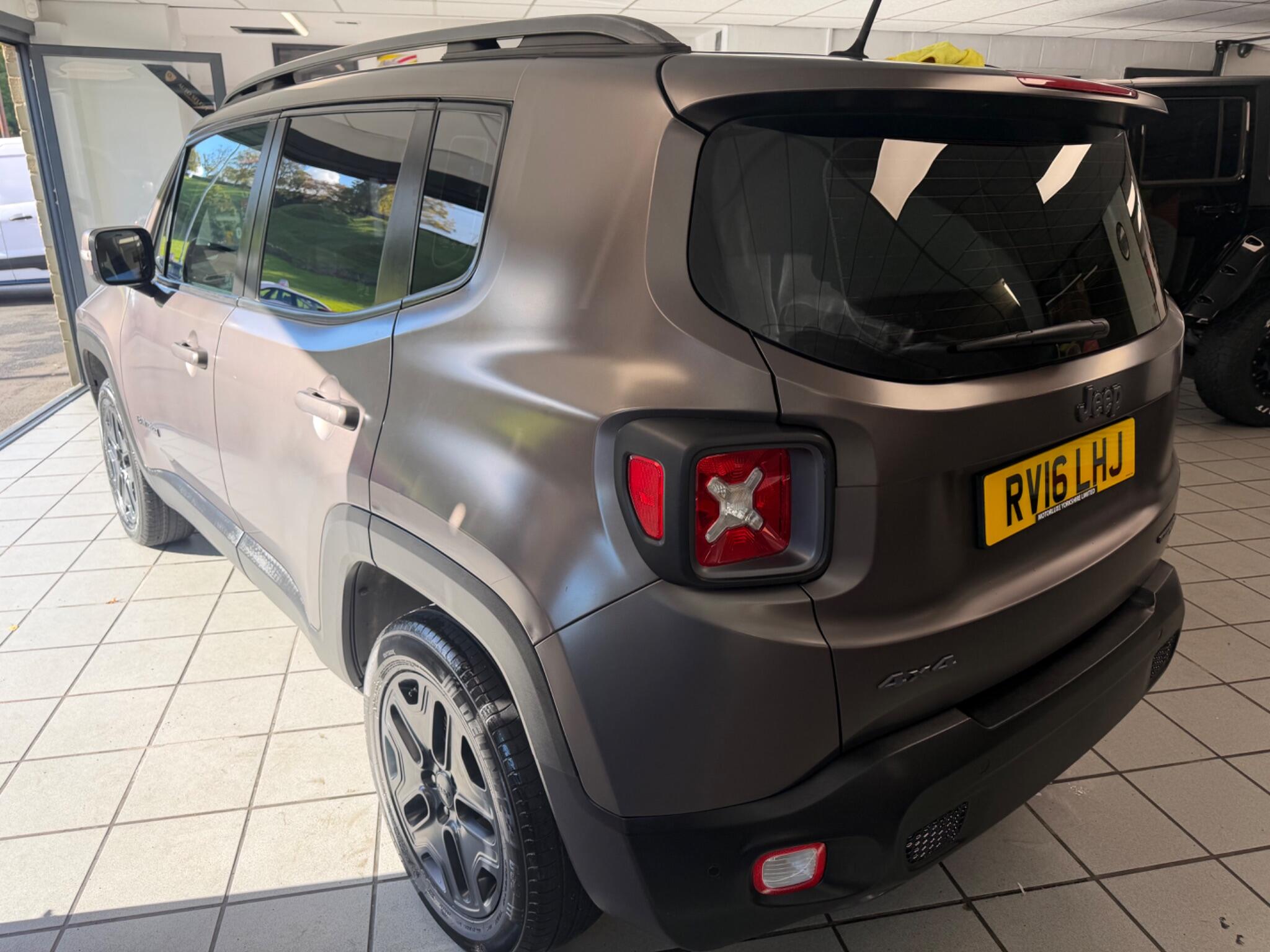 Jeep Renegade - Image 13