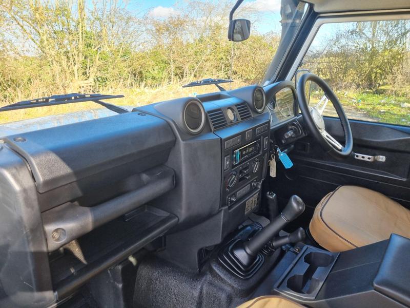 Land Rover Defender 90 - Image 12